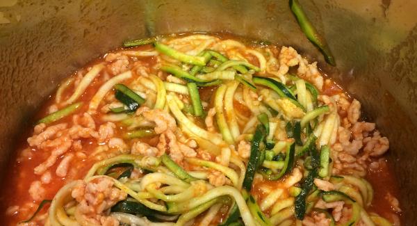 Agregamo los espaguetis de calabacín , el tomate frito junto con un poco de orégano y un poco de sal.