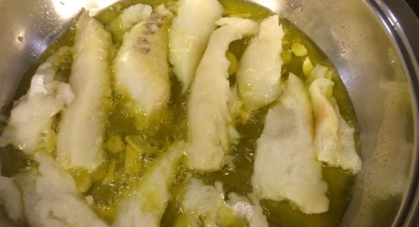 Agregamos el bacalao y confitamos a temperatura baja unos minutos depende el grosor del bacalao.