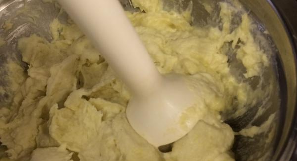 Agregaremos aceite y nata hasta conseguir la textura deseada y la trituraremos con ayuda de una batidora.