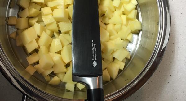 Cortamos en cuadrados la patata con el cuchillo cocinero Pure 1 y lo echamos en el Accesorio Super-Vapor, con un poco de sal