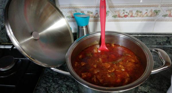 Se escurre el agua y se echa en la olla todos los ingredientes. Se llena de agua un dedo por encima de los alimentos.
Se tapa con la tapa rápida y se programa en automatico, 15 minutos en turbo 
BUEN PROVECHO