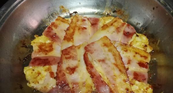 Pondremos el navigenio encima modo horno para cuajar lá tortilla y que se tueste el beicon o el jamón durante tres minutos