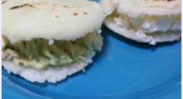 Cortamos las arepas por la mitad longitudinalmente, sin llegar al fondo, agregamos mantequilla y metemos dentro el relleno en este caso queso.