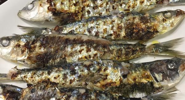 Se pone una pizca de sal y una cucharada de aceite para que brillen y ya estarían listas para comer unas sardinas tipo parrilla pero hechas en casa sin humo ni olor