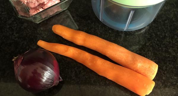 Preparamos el relleno de la lasaña ( las zanahorias, cebolla, tomate y carne)