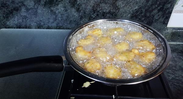 Se pone a remojo el Bacalao por la noche, se le cambia el agua por lo menos tres veces.


2°. Echamos el aceite en la sarten, y ponemos el navigenio al 5, el audiother en chuleta. Cuando avise echamos el bacalao escurrido y freimos. Lo sacamos y dejamos enfriar.


3°. Mientras preparamos la masa.
 Picamos el ajo y el perejil. Batimos los huevos. Echamos la cerveza, la picada de ajo y perejil. La harina con la levadura mezclamos, hasta que quede  una masa que con la cuchara se suelte , que quede más bien blanda.


4°. Desmigamos el bacalao y añadimos a la mezcla.


5°. Ponemos la sarten  con el aceite al 5 en chuleta. Cuando avise bajamos al 4 y con una cuchara echamos al aceite los buñuelos. Tapamos y freimos. Y asi toda la masa.