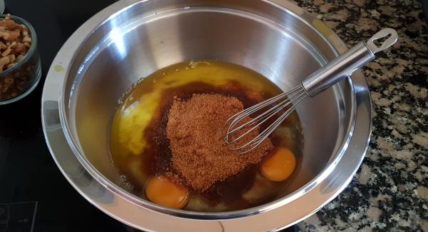 Batimos los huevos junto a la mantequilla fundida y el azúcar moreno sin refinar
