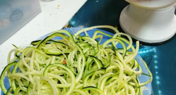 Pelar zanahorias y partirlas en forma de espaguetis , y hacer en espaguetis el calabacín pero con la piel
