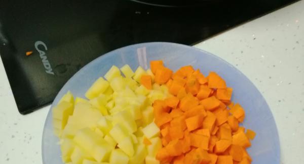 Cortaremos a cuadraditos las patatas y zanahorias