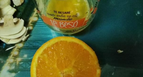 Exprimiremos las naranjas para obtener un vaso de zumo
