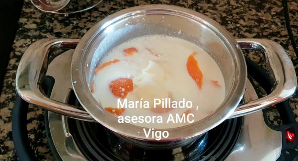 Ponemos la leche, la piel de naranja, el azúcar y la nata a calentar a fuego medio