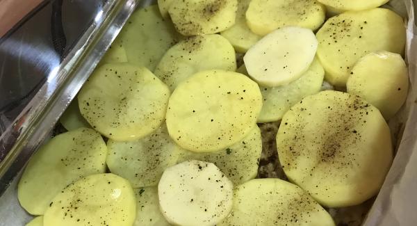 Colocamos las patatas salpimentadas en el oval gril. Tapamos 15minutos en zanahoria en automático.