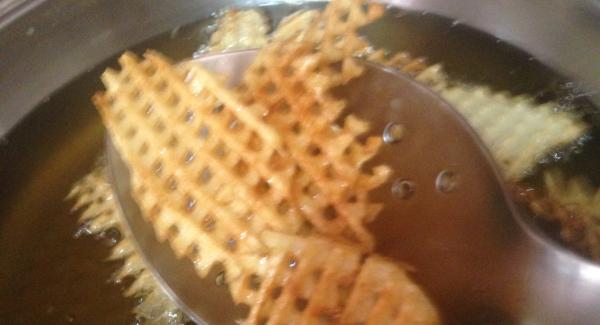 Una vez finalizada toda la preparación,se coloca la sartén de 24 cm , con el aceite de oliva, el Navigenio al numero 6  y el Audio , en modo chuleta ,hasta que nos avise.  Se inicia con los buñuelos , después las patatas rejillas, la patata dulce (se pasa antes por harina de arroz quitándole el exceso ) y por último los  spaguettis de mar en el mismo sistema  que la patata dulce . 
Al final y si se desea , se le puede añadir, sal y  pimienta .