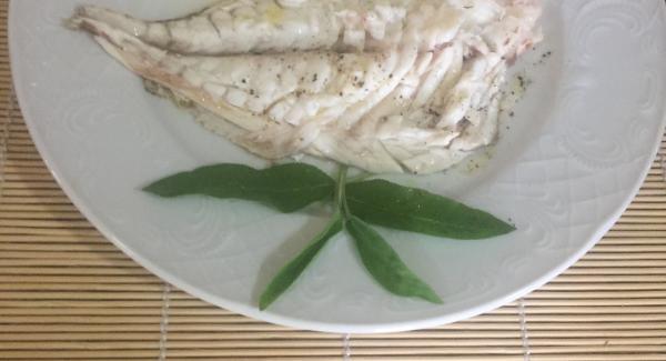 DORADA AL HORNO CON SALVIA Y PATATAS AL VAPOR CON ROMERO