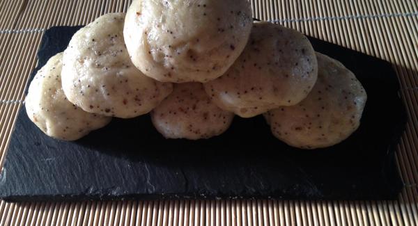 Finalizado todo el proceso, se cortarían con cuidado de no chafarlos, y se pueden ya rellenar  con los sabores que mas   guste  . Estos , están rellenos de mermelada de cereza y melaza de arroz.