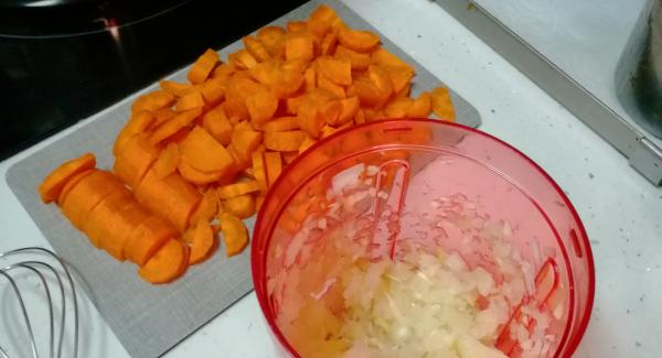 Mientras picaremos en la picadora los ajos y la cebolla y cortaremos a trocitos la zanahoria