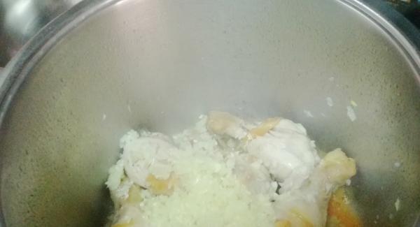 Después agregamos la cebolla y los ajos removeremos bien y después echaremos la zanahoria , mezclamos y luego echaremos las especias y removeremos y agregamos el jerez ,