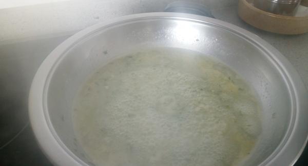 A continuación hacer la salsa verde, freirlo y a ultima hora echarle un poco de perejil picado