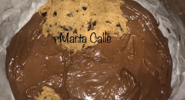 Nos untamos un poco las manos con un poco de aceite. Cogemos un poquito de masa de galletas y aplana  bien y se coloca sobre la masa del brownie.