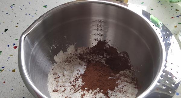 Coges un bol a parte y echas la harina, la levadura y el cacao
