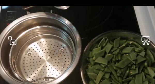 Poner un vasito de agua (120-150 ml) agregar 750g de judías verdes