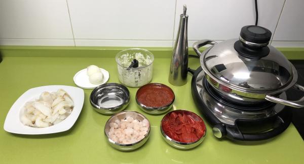 Picamos los ajos y la cebolla con nuestra picadora Quick Cut y preparamos el resto de ingredientes.