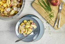 Ensalada de ñoquis con setas y manzana