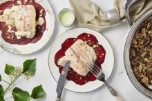 Filete de trucha ahumada sobre carpaccio de remolacha