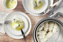 Rollitos de pescado con crema de eneldo