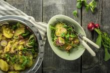 Ensalada alemana de patata con rábano y pepinillo