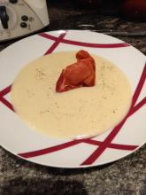 Crema de puerro con patata y crujiente de jamón