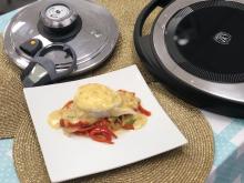 Bacalao confitado en cama de verduras con teja de queso de cabra y cremoso de melocoton