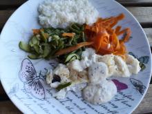 Pescado con arroz y verduras al vapor