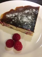 Tarta de mascarpone, chocolate blanco y frambuesas.