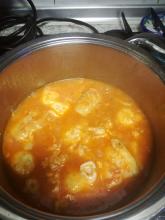 Bacalao con tomate y huevos escalfados