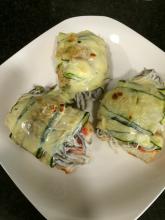 Tostas de calabacín rellenos de gulas con ali-oli.