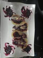 Peras rellenas de mascarpone con reducción de frutos rojos