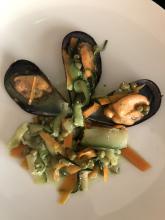Salteado de verduras y mejillones con salsa pesto
