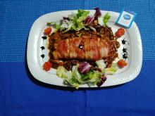 Pechuga rellena con guarnición de champiñones con salsa de ostras