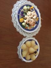 PERAS AL VINO Y BROCHETAS  DE COLAS DE GAMBONES CON VERDURAS Y ALIÑADAS CON MAHONESA AL SESAMO