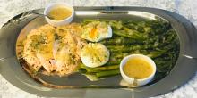 SALMON CON HUEVOS POCHE SOBRE UNA CAMA DE ESPARRAGOS