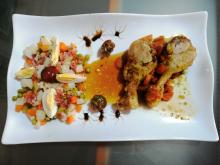 Muslos  de pollo especiado con verduras al jerez  y ensaladilla con crujiente de jamon