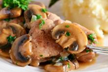 Escalopes de cerdo con champiñones en salsa