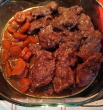 Carrilleras al vino tinto con mermelada de fresa