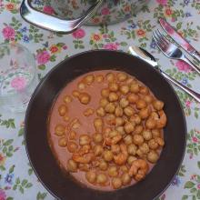Garbanzos con gambas rojas